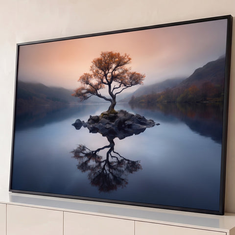 Árvore de outono sobre ilha de pedras refletida em lago azul sob céu pêssego com névoa, quadro decorativo