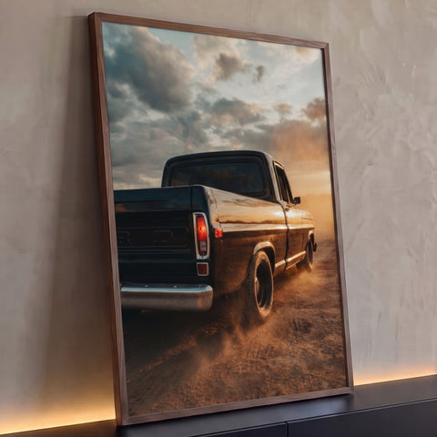 Picape vintage preta levantando poeira em estrada de terra sob céu de nuvens ao pôr do sol, quadro decorativo