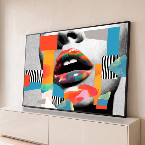 Lábios coloridos sobre rosto em preto e branco com recortes laranja, azuis e listras, quadro decorativo