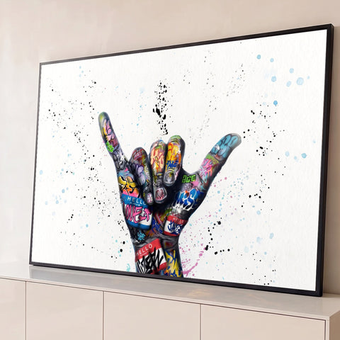 Mão fazendo hang loose coberta de grafite colorido e respingos de tinta sobre fundo branco, quadro decorativo