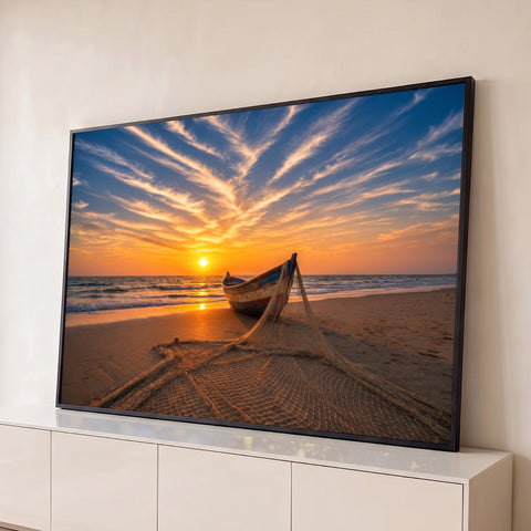 Barco de pesca colorido na areia com rede estendida, mar e céu laranja ao pôr do sol, quadro decorativo