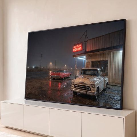 Cadillac vermelho e picape antiga em frente a loja com letreiro neon na chuva à noite, quadro decorativo