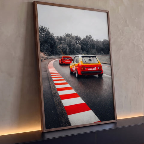 Golf GTI de corrida laranja e vermelho em pista molhada com zebra vermelha e branca, quadro decorativo