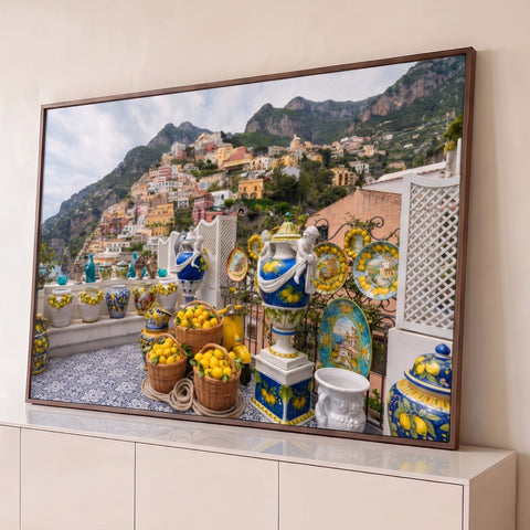 Terraço em Positano com cestas de limões, cerâmicas azuis e vila colorida na montanha, quadro decorativo