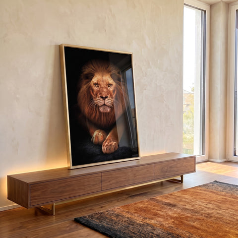 Quadro Decorativo Realeza Selvagem: Leão Dourado Único em ambiente decorado - quadros decorativos para sala