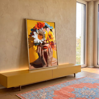 Quadro Decorativo Premium: Mulher com Flores Coloridas para Elegância e Estilo em ambiente decorado - quadros decorativos para sala