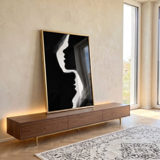 Quadro Decorativo Beijo Eterno: Emoção em Preto e Branco em ambiente decorado - quadros decorativos para sala