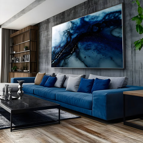 Arte abstrata fluida em azul marinho e branco com veios cintilantes prateados, quadro decorativo
