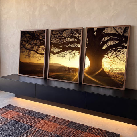 Grande árvore em silhueta ao pôr do sol com banco e luz dourada em tríptico, quadro decorativo