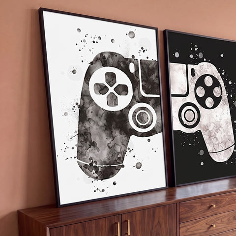 Dois controles de videogame em aquarela, um preto sobre branco e outro branco sobre preto, quadro decorativo