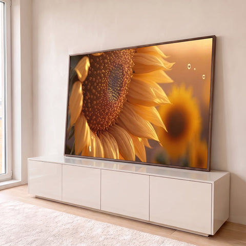 Girassol em close com miolo detalhado, pétalas amarelas e luz dourada ao fundo, quadro decorativo