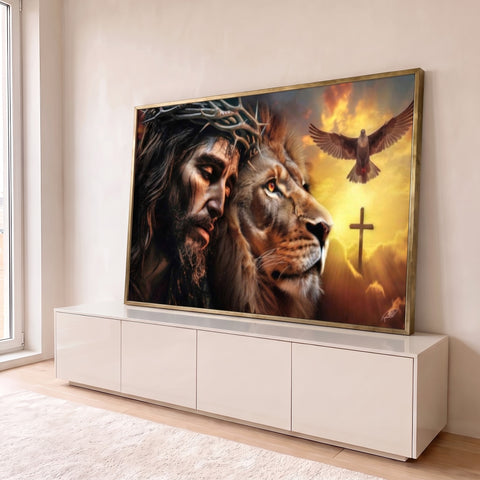Jesus com coroa de espinhos ao lado do leão de Judá, pomba e cruz em céu dourado, quadro decorativo
