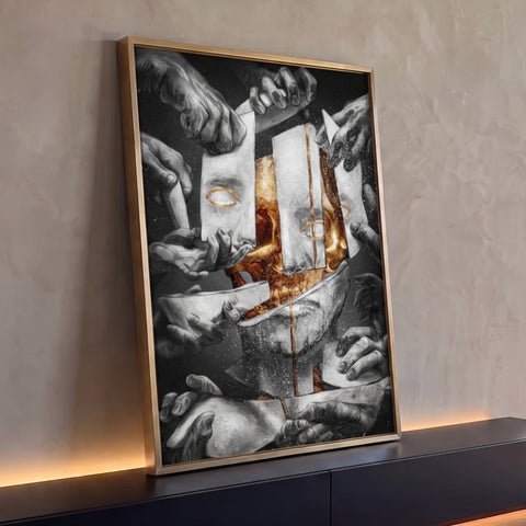 Rosto de estátua fragmentado por mãos revelando caveira dourada em preto e branco, quadro decorativo