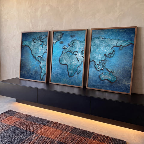Mapa mundi em relevo com continentes texturizados em fundo azul, tríptico em 3 telas, quadro decorativo