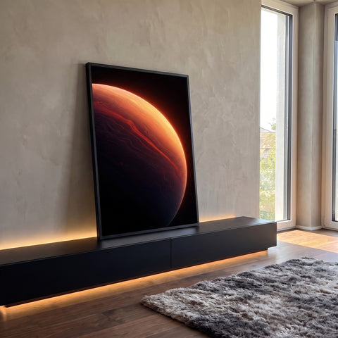 Planeta laranja com borda iluminada e superfície em veios sobre fundo preto do espaço, quadro decorativo