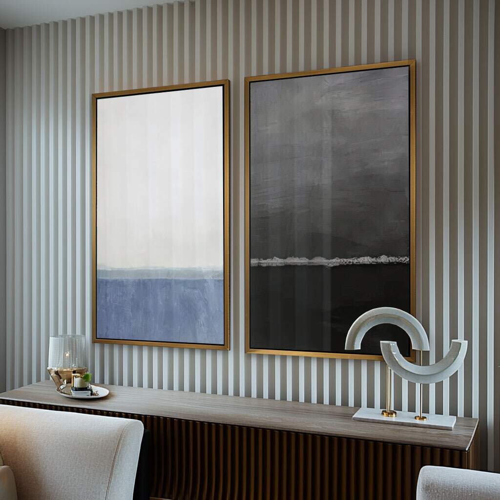 Decoração para apartamento pequeno com quadro minimalista em tons de azul e preto criando amplitude visual