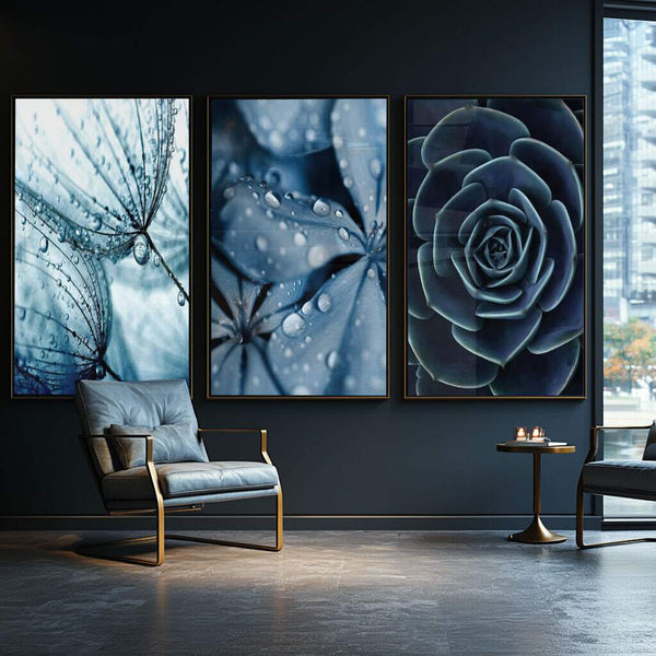 quadros decorativos geométricos em quarto com tons azuis e moldura prata