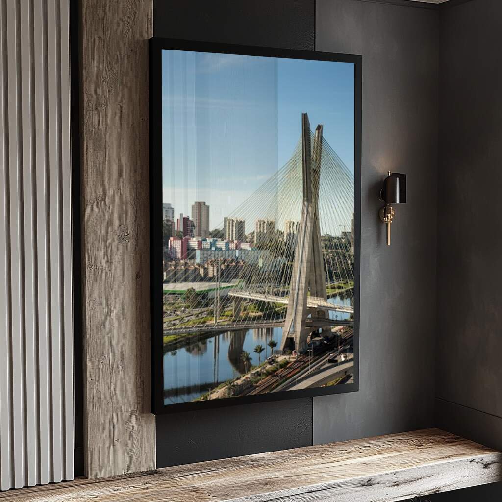 Tendências em quadros decorativos: Ponte Estaiada SP em composição urbana com skyline ao entardecer
