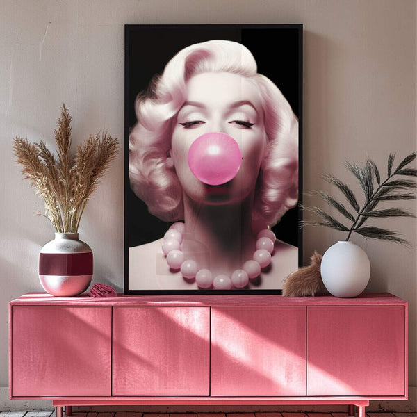 Decoração vintage: Quadro Marilyn Monroe com chiclete rosa capturando glamour dos anos 1950