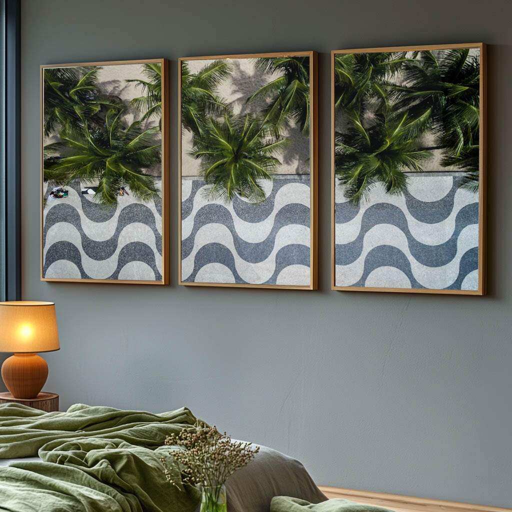 Decoração tropical com palmeiras e padrões geométricos azuis em quadro premium