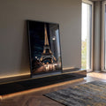 Quadro Decorativo A Encantadora Torre Eiffel sob o Brilho da Noite em ambiente decorado - quadros decorativos para sala