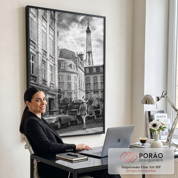 Quadro Decorativo Girl on the Street - Torre Eiffel em P&B em escritorio moderno - quadros decorativos para sala