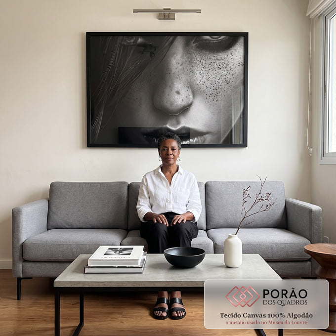 Quadro Decorativo A Seriedade da Mulher Arte que Inspira em sala de estar moderna - quadros decorativos para sala