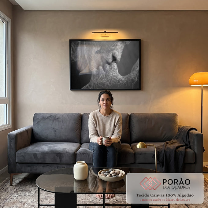 Quadro Decorativo: Beijo de Amor Intenso e Paixão em sala de estar moderna - quadros decorativos para sala