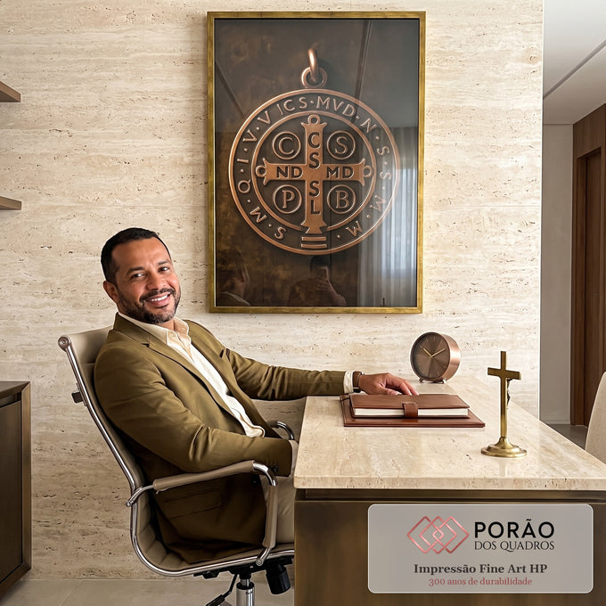 Quadro Decorativo Medalhão de São Bento em escritorio moderno - quadros decorativos para sala
