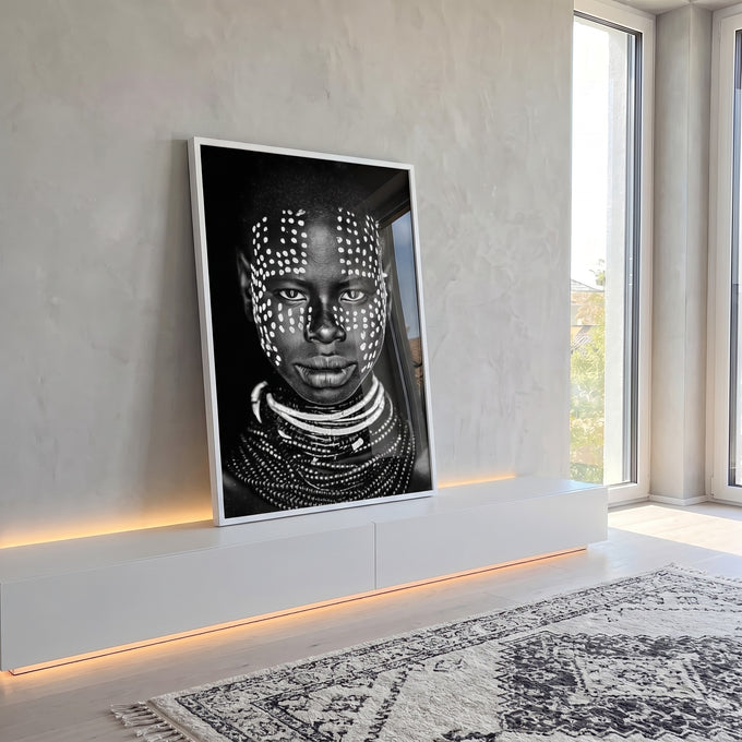 Quadro Decorativo Beleza Étnica: Cultura Etíope em Preto e Branco em ambiente decorado - quadros decorativos para sala