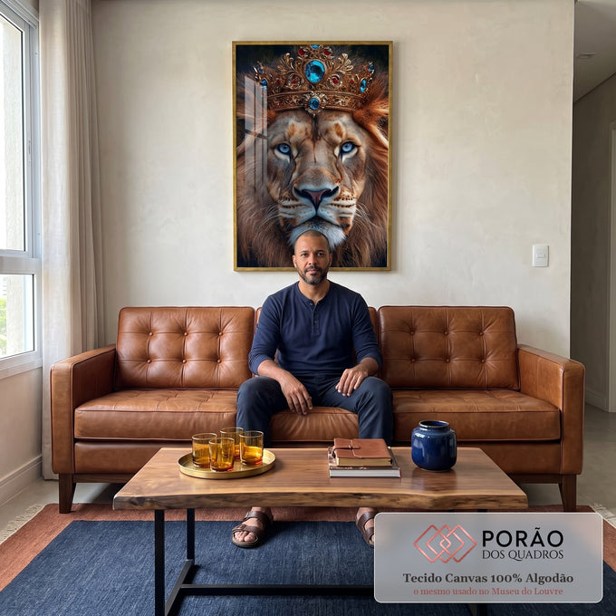 Quadro Decorativo Leão: A Majestade da Coroa de Rei em sala de estar moderna - quadros decorativos para sala