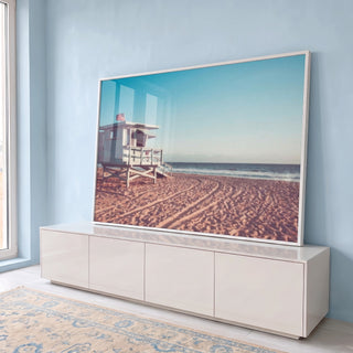 Quadro Decorativo Inspiração Oceânica: Torre e Surfista em ambiente decorado - quadros decorativos para sala