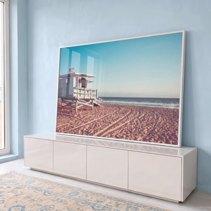 Quadro Decorativo Inspiração Oceânica: Torre e Surfista em ambiente decorado - quadros decorativos para sala