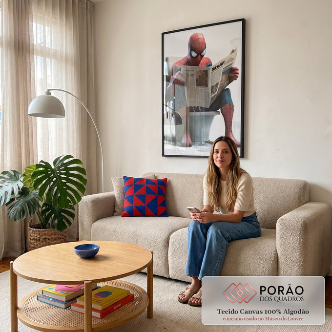 Quadro Decorativo Inusitado: Homem Aranha em Pausa em sala de estar moderna - quadros decorativos para sala
