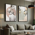 Mulher de costas com flores na cabeça e folhas de costela-de-adão em tons bege e sálvia, quadro decorativo