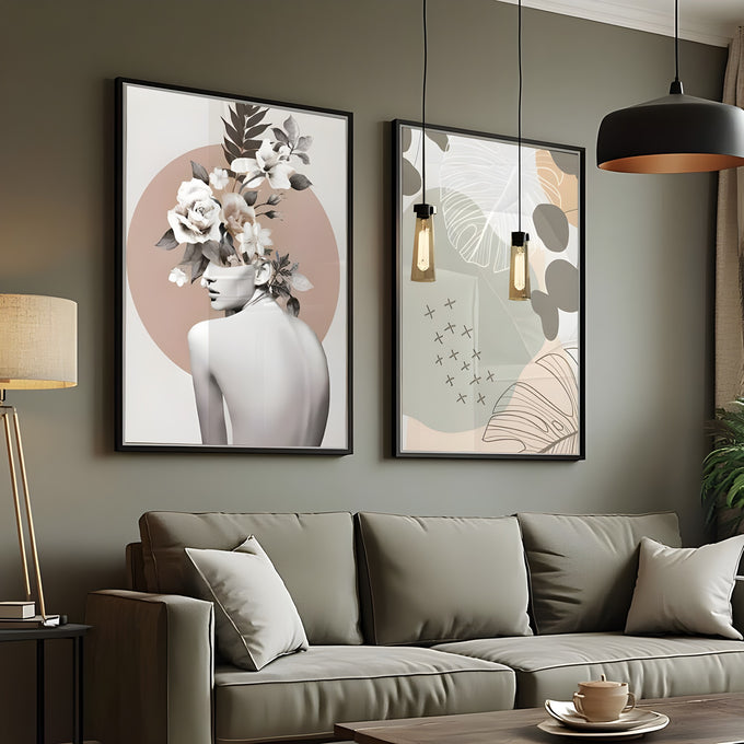 Mulher de costas com flores na cabeça e folhas de costela-de-adão em tons bege e sálvia, quadro decorativo