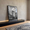 Quadro Decorativo Girl on the Street - Torre Eiffel em P&B em ambiente decorado - quadros decorativos para sala