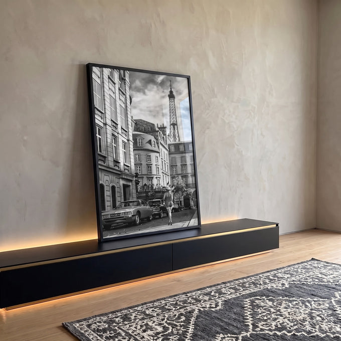 Quadro Decorativo Girl on the Street - Torre Eiffel em P&B em ambiente decorado - quadros decorativos para sala