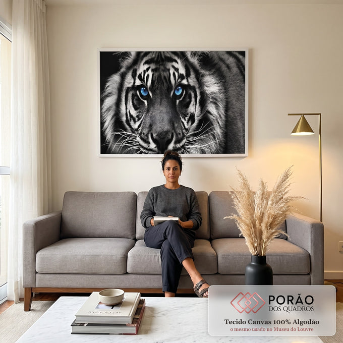Quadro Decorativo Olhar Hipnotizante do Tigre: Pureza da Selva em sala de estar moderna - quadros decorativos para sala