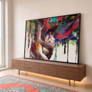 Quadro Decorativo Abraço Colorido: Paixão e Amor em ambiente decorado - quadros decorativos para sala