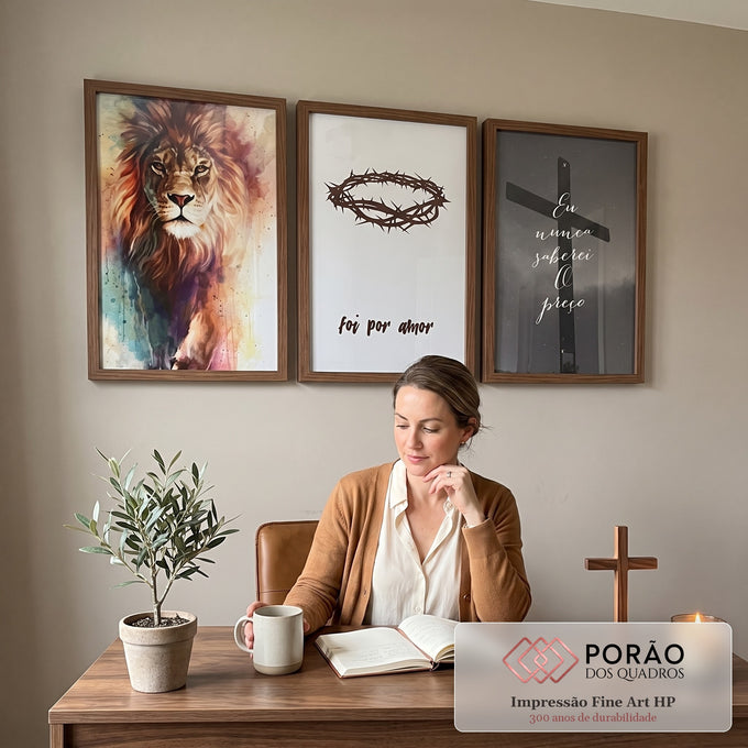 Quadro Decorativo Leão, Cruz, Coroa: Símbolos de Fé e Poder em escritorio moderno - quadros decorativos para sala
