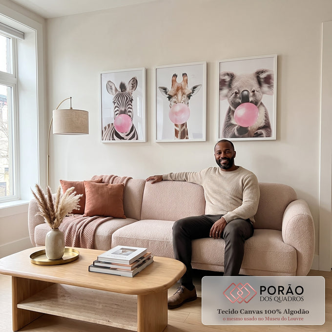 Quadro Decorativo: Alegria na Savana com Chiclete Rosa em sala de estar moderna - quadros decorativos para sala