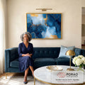 Quadro Decorativo Abstração Sofisticada em Azul e Dourado em sala de estar moderna - quadros decorativos para sala