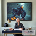 Quadro Decorativo Cinemático: Motocicleta Clássica Sob a Chuva em Estrada em escritorio moderno - quadros decorativos para sala