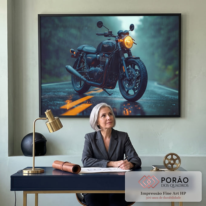 Quadro Decorativo Cinemático: Motocicleta Clássica Sob a Chuva em Estrada em escritorio moderno - quadros decorativos para sala
