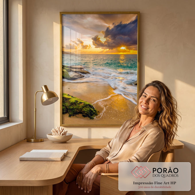Quadro Decorativo Pôr do Sol: Praia Serena e Céu Vibrante em escritorio moderno - quadros decorativos para sala