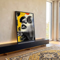 Quadro Decorativo Mulher Sob a Luz Amarela em ambiente decorado - quadros decorativos para sala
