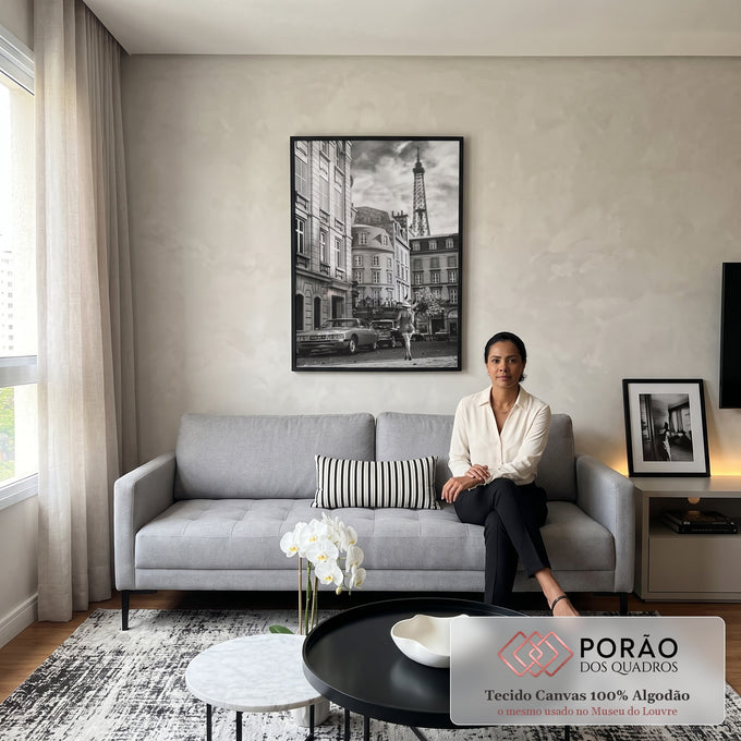 Quadro Decorativo Girl on the Street - Torre Eiffel em P&B em sala de estar moderna - quadros decorativos para sala