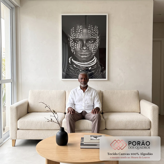 Quadro Decorativo Beleza Étnica: Cultura Etíope em Preto e Branco em sala de estar moderna - quadros decorativos para sala