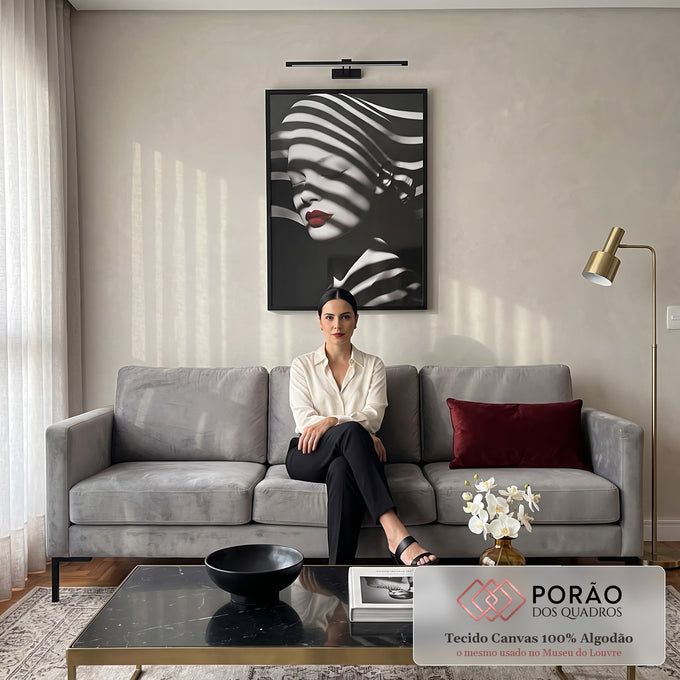 Quadro Decorativo Minimalista Mulher em Preto e Branco em sala de estar moderna - quadros decorativos para sala